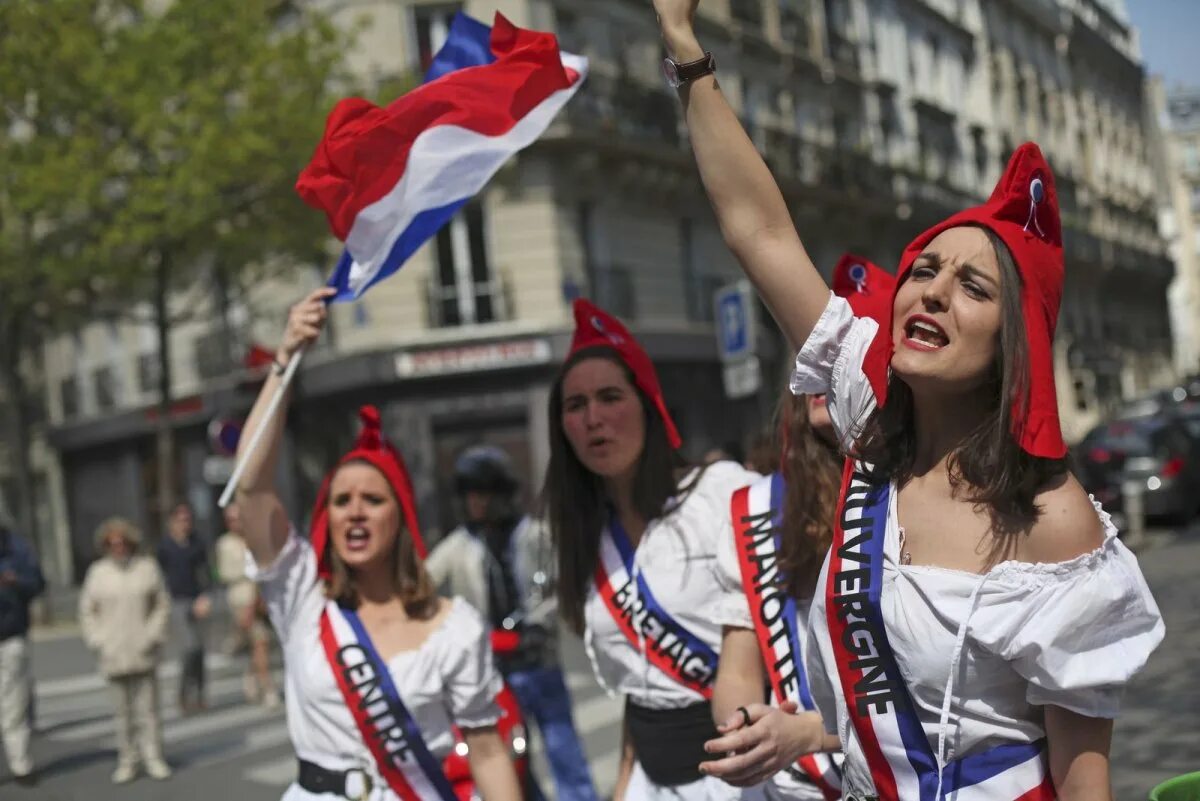 Женский день в сша. Международный женский день во Франции. Национальный день женщин. Праздники во Франции.