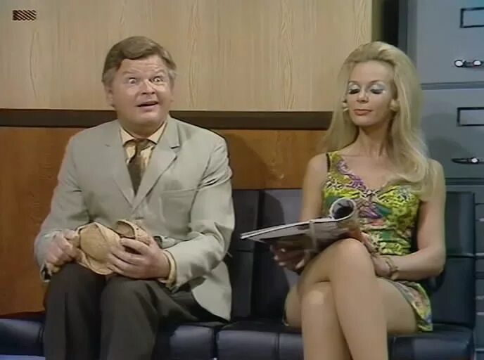 Бенни хилла 2020. Шоу бенни хилла. Английский комик бенни хилл. Бенни хилл шоу. Доусон в шоу бенни хилла.