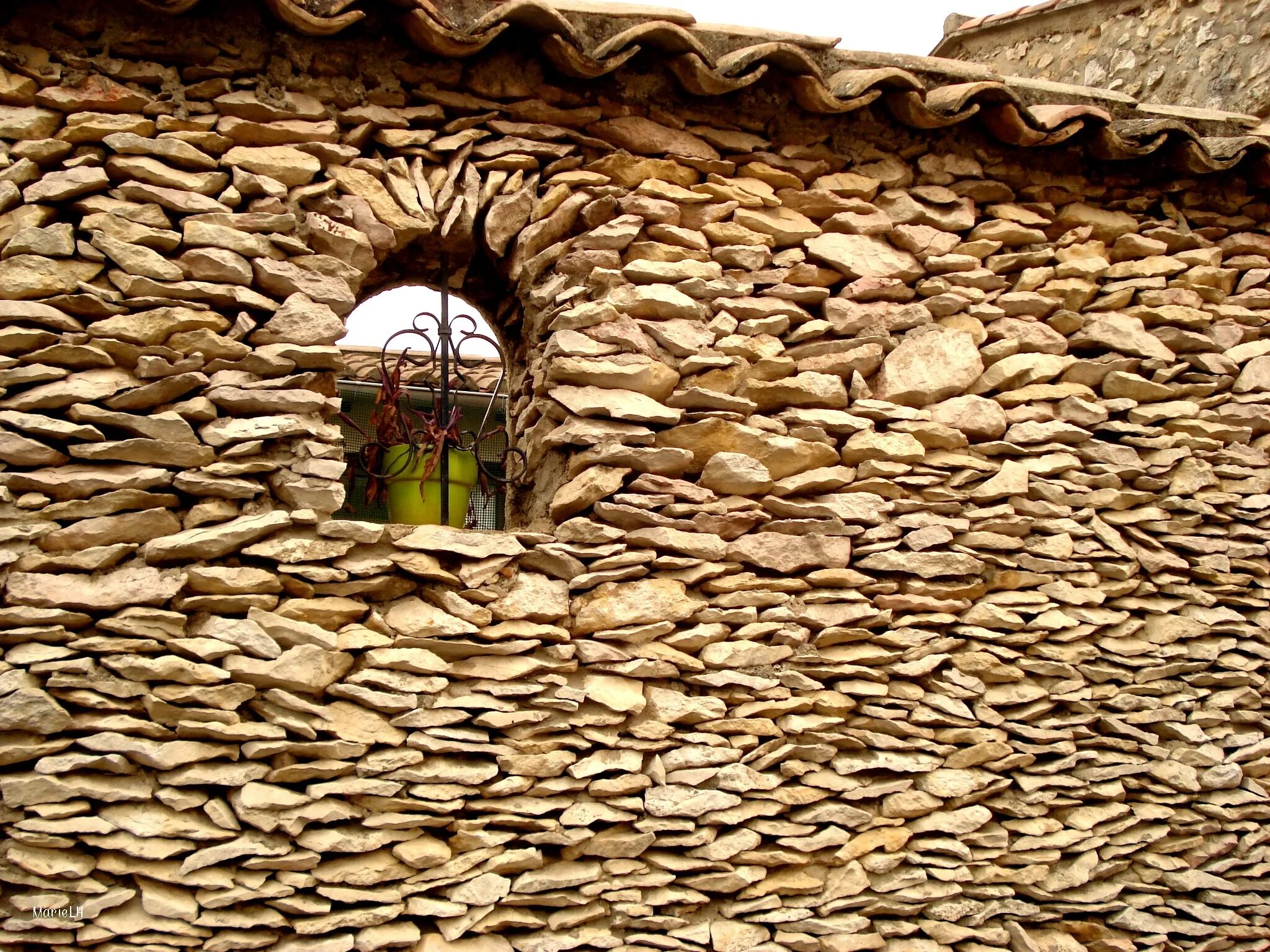 Дома из камня. Стена сказочного дома из камней с окном. Фото каменных домов под старину. Убуд каменная стена. Где живут камни