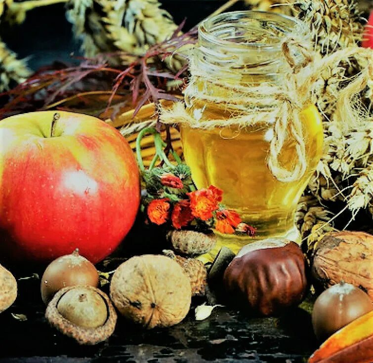 Какой второй спас. Спас яблочный медовый. спас медовый яблочный ореховый. три спаса. спасы в августе.
