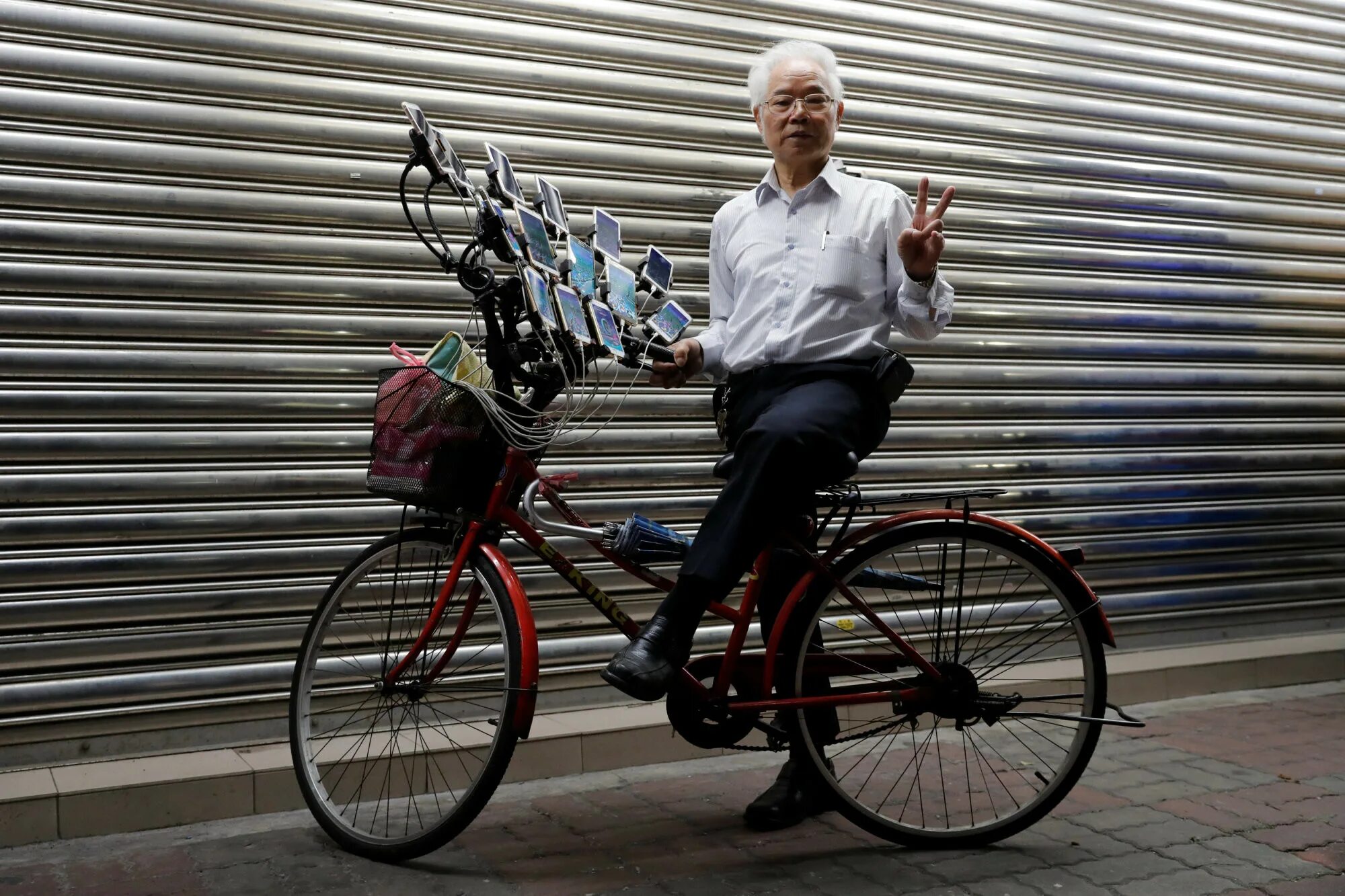 Дедуля на велосипеде. Дед на велосипеде покемон го. Дедушка на велосипеде покемон го. Китаец на велосипеде с кучей смартфонов. Настолько понравился