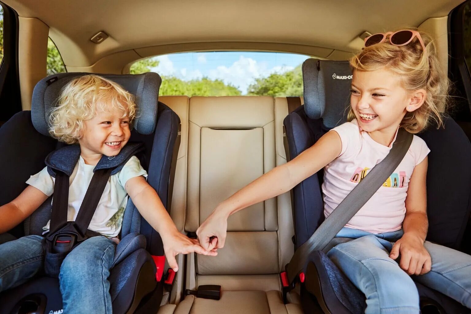 Безопасность ребенка на заднем сидение автомобиля. Автомобиль для детей. Пристегнутый ребенок в машине. Кресло для детей в машину. Ребенок пристегнут ремнем безопасности.