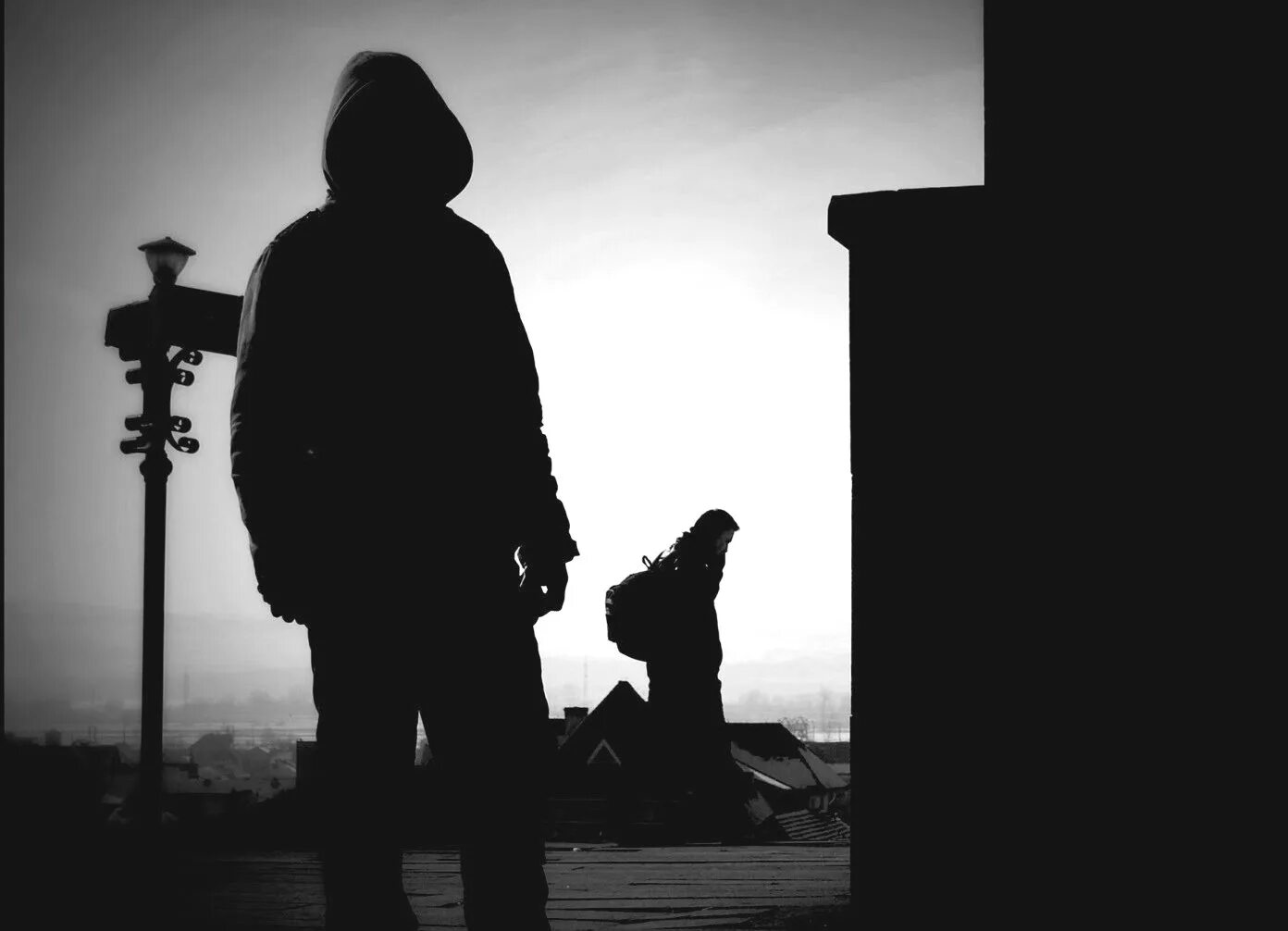 Тень мужчины. Тень человека на стене. В тени человека. Кто он тень. Человек уходит в темноту.