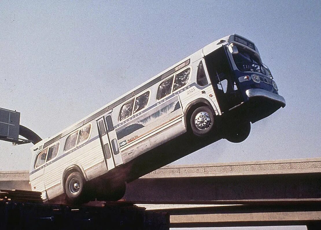 Late coming bus. Скорость кино 1994. Фильм автобус 1994. Скорость 1994 автобус. Скорость фильм 1994 автобус.