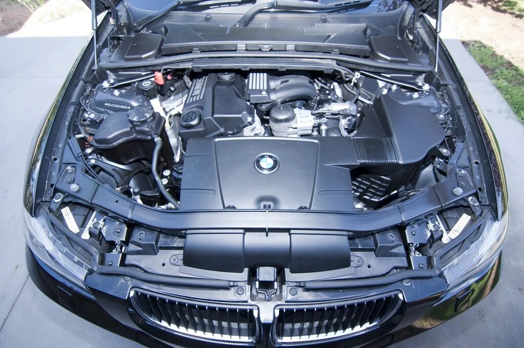 Bmw 335 e90 мотор. Carbon bmw e90. Пластиковый капот на бмв е90. Bmw e90 капот. Bmw e92 подкапотка.