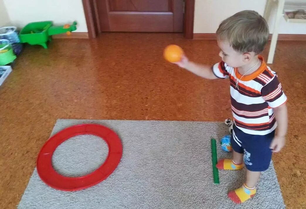 Мяч в игре!. Игрушка для малышей кидать мячики. Игры с мячиками для детей 2 лет. Игровое упражнение попади в обруч.