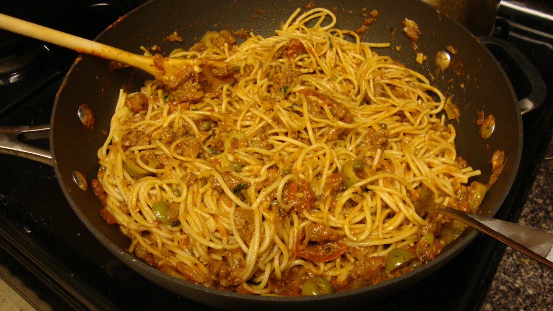Спагетти. Макароны с мясом. Макароны на сковороде. Спагетти на сковороде. Лапша жареная на сковороде