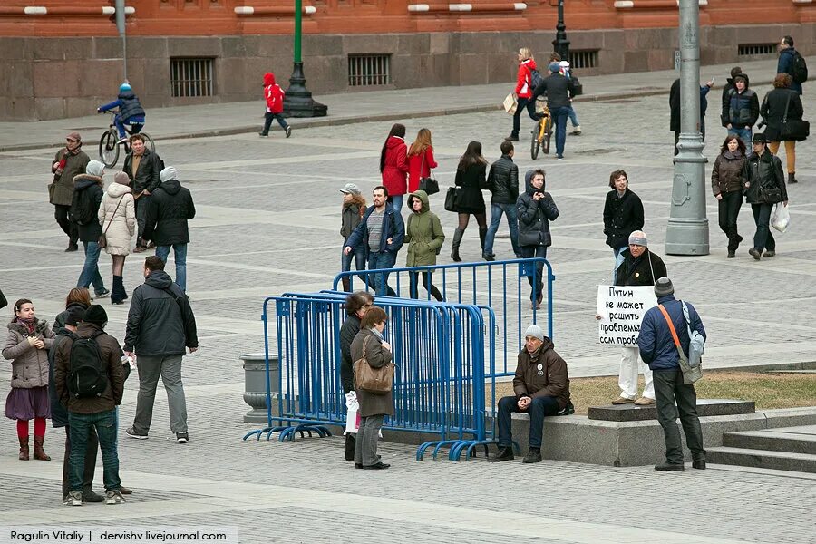 Элемент подрывающий государственные устои. Задержанные плакаты невидимые. Пикет с НЕВИДИМЫМ плакатом. Манежка одежда. Выставка на Манежной площади к блокаде.