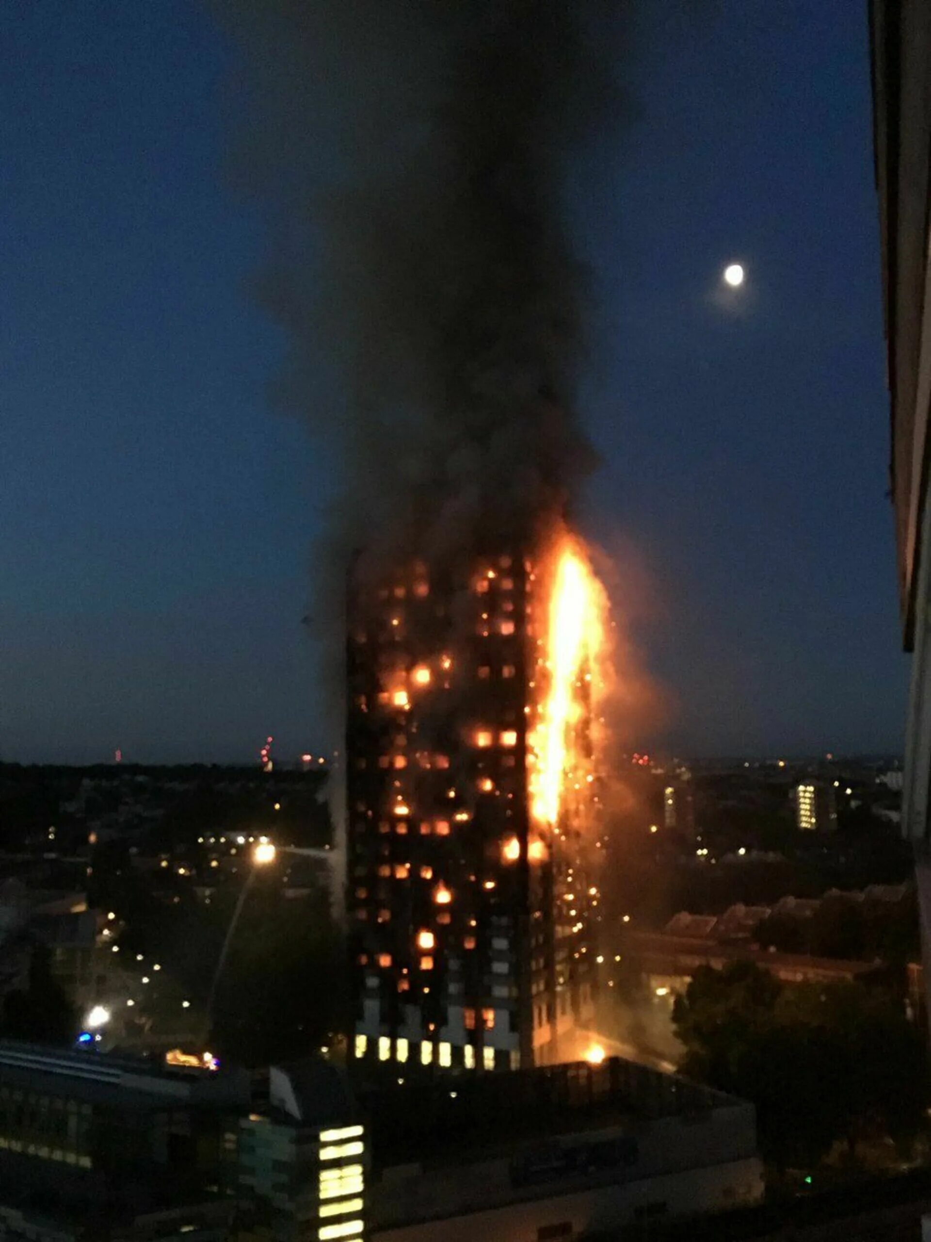 Сгорела многоэтажка. Пожар в здании Grenfell Tower в Лондоне. Пожар Лондон многоэтажка. Пожар в многоэтажном доме в Лондоне. Сгоревшая многоэтажка в Лондоне.