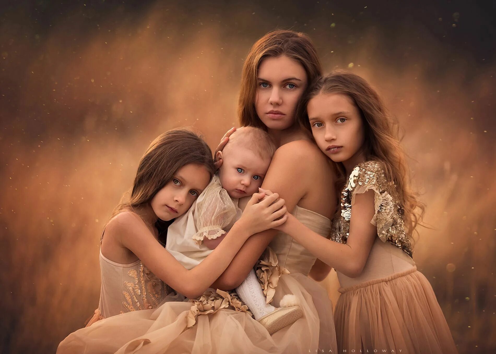 Дочь с мамой с сюжетом. Три Дочки. Фотосессия мама и две Дочки. Фотосессия мама с двумя детьми. Фотосессия с тремя дочками.