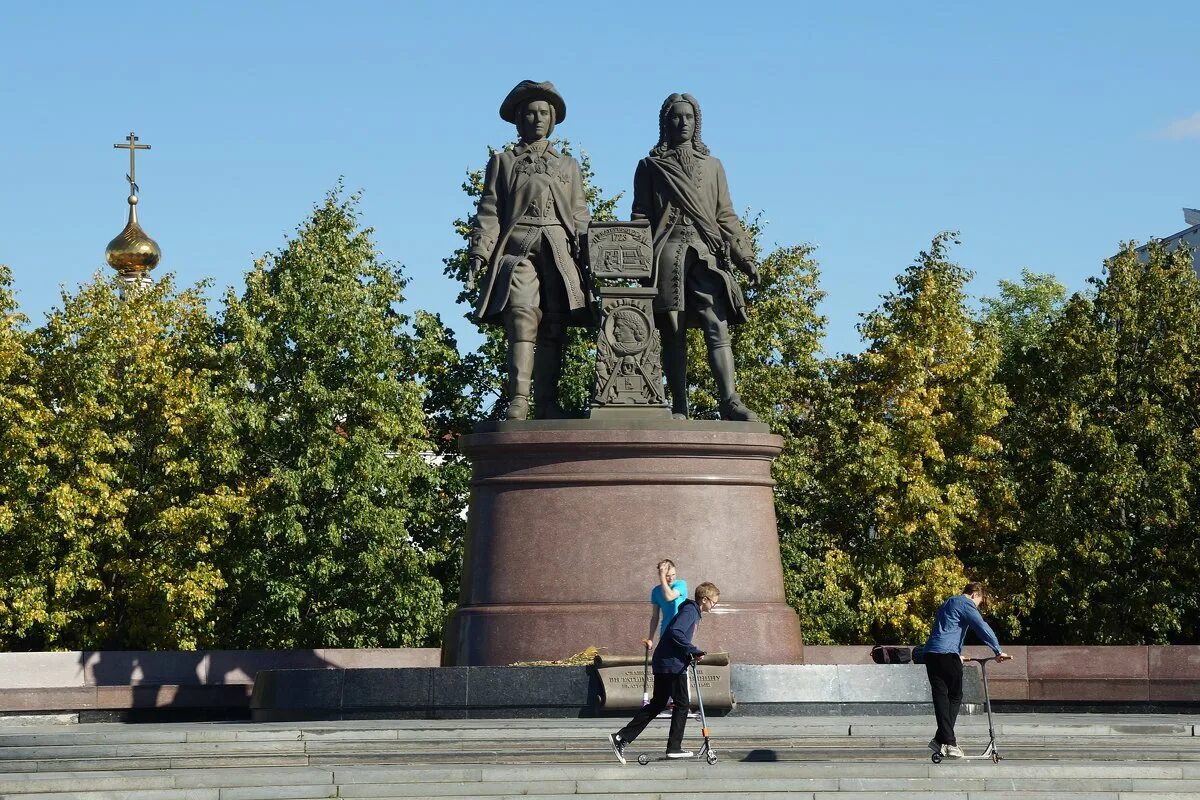 Татищев какой памятник культуры. Памятник де Генину и Татищеву в Екатеринбурге. Де Геннин и Татищев памятник в Екатеринбурге. Екатеринбург памятник де Генину. Памятник в. н. Татищеву и г. в. де Геннину, Екатеринбург.