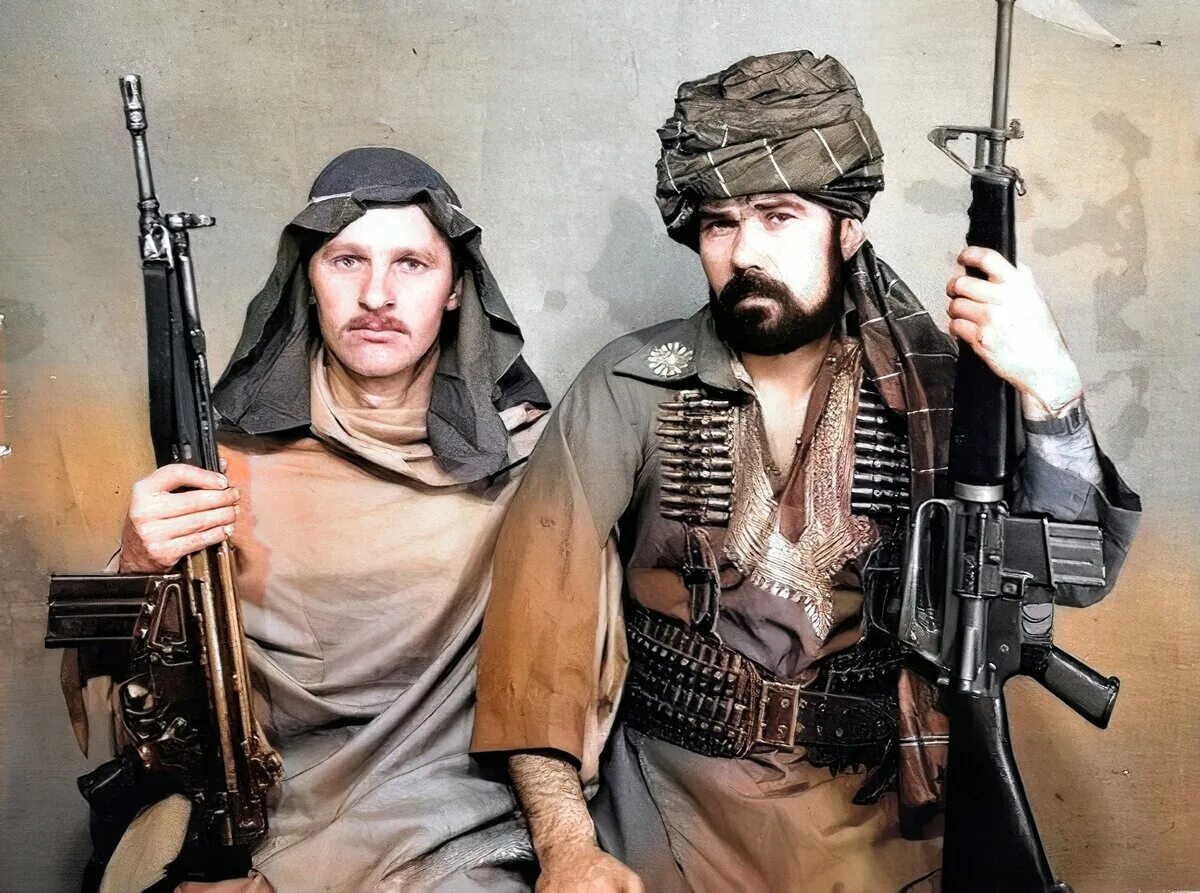 Афганские моджахеды 1989. Афганские моджахеды с м16. Советские солдаты с трофейным оружием в Афганистане. Спецназ СПН гру Афганистан.