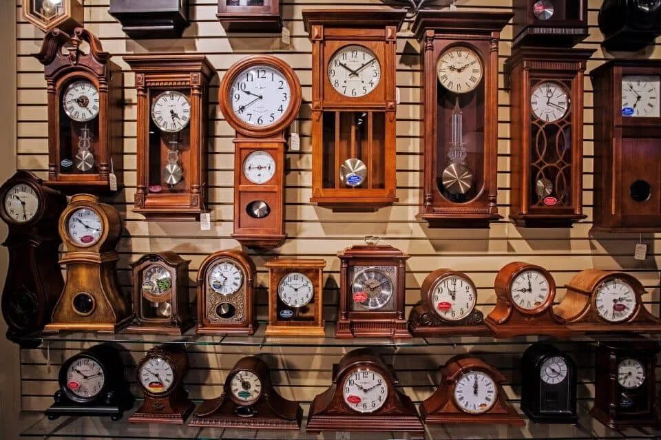 Домашний часы 2023. Часики / Clock (2023). Красивые старинные часы с одинаковым временем. Винтажные часы в жилетке. Часы Винтажные настольные для дачи.