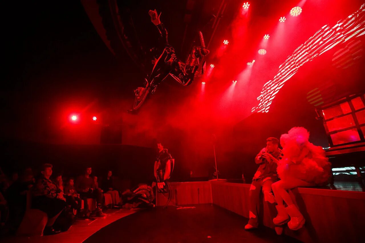 Лунозавр спектакль спб. Дворец олимпия санкт-петербург лунозавр. дворец олимпия тайна лунозавра. дворец олимпия спб тайна лунозавра. дворец олимпия шоу лунозавра.