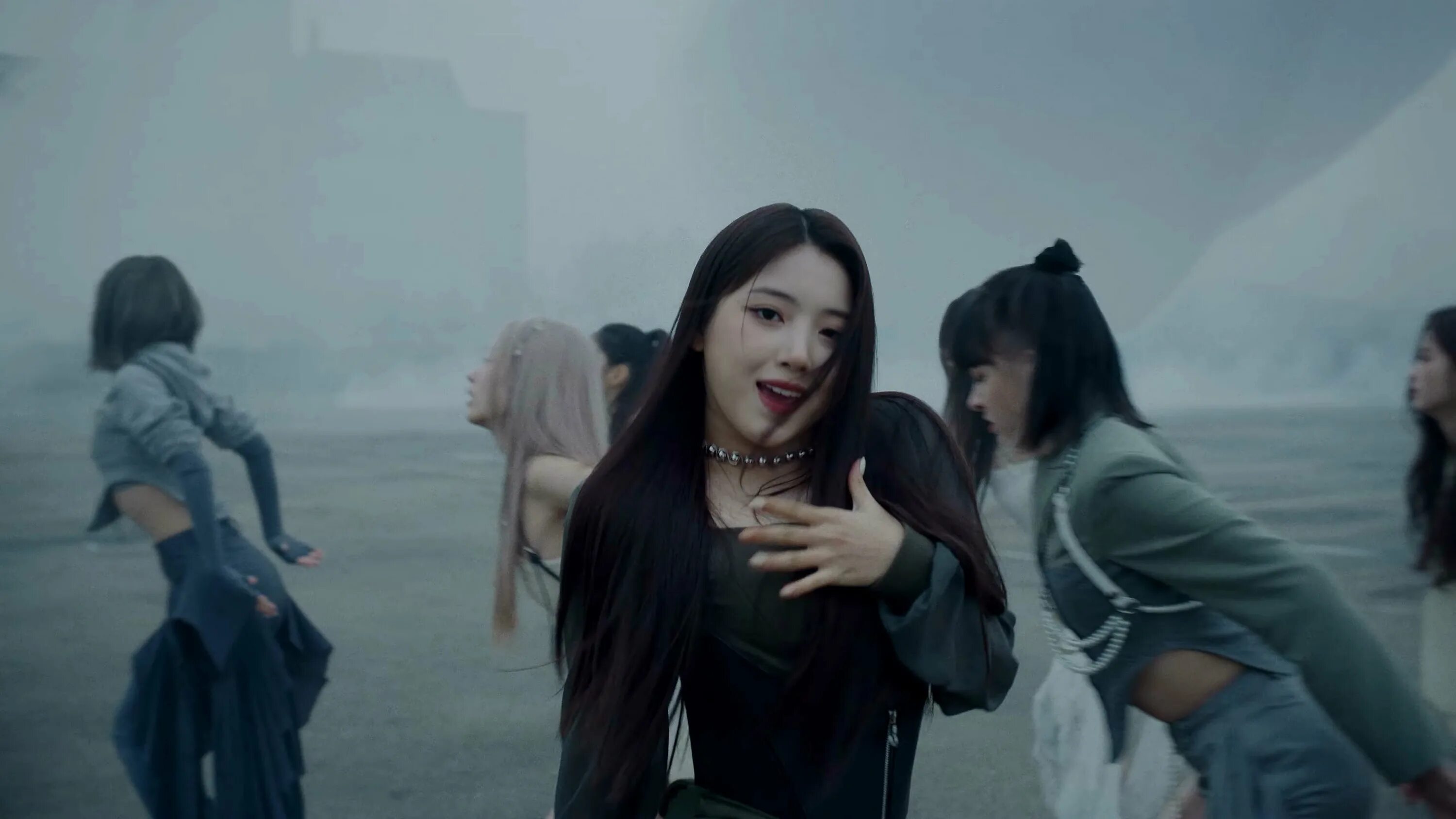 Stray kids itzy nmixx песня. Jiwoo NMIXX. Jiwoo NMIXX С дебюта. NMIXX MV обложка. Jiwoo NMIXX вес.