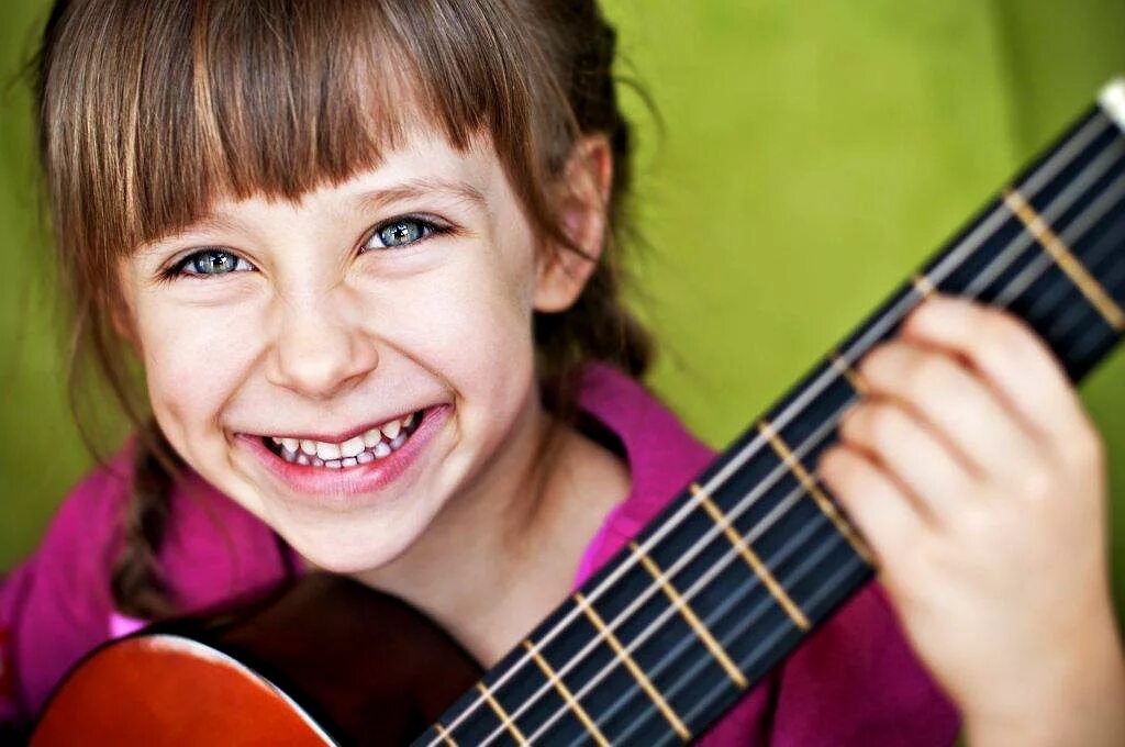 Школа гитара для начинающих. Гитара для детей. Дети музыканты. Игра на музыкальных инструментах. Музыкальные инструменты для детей.