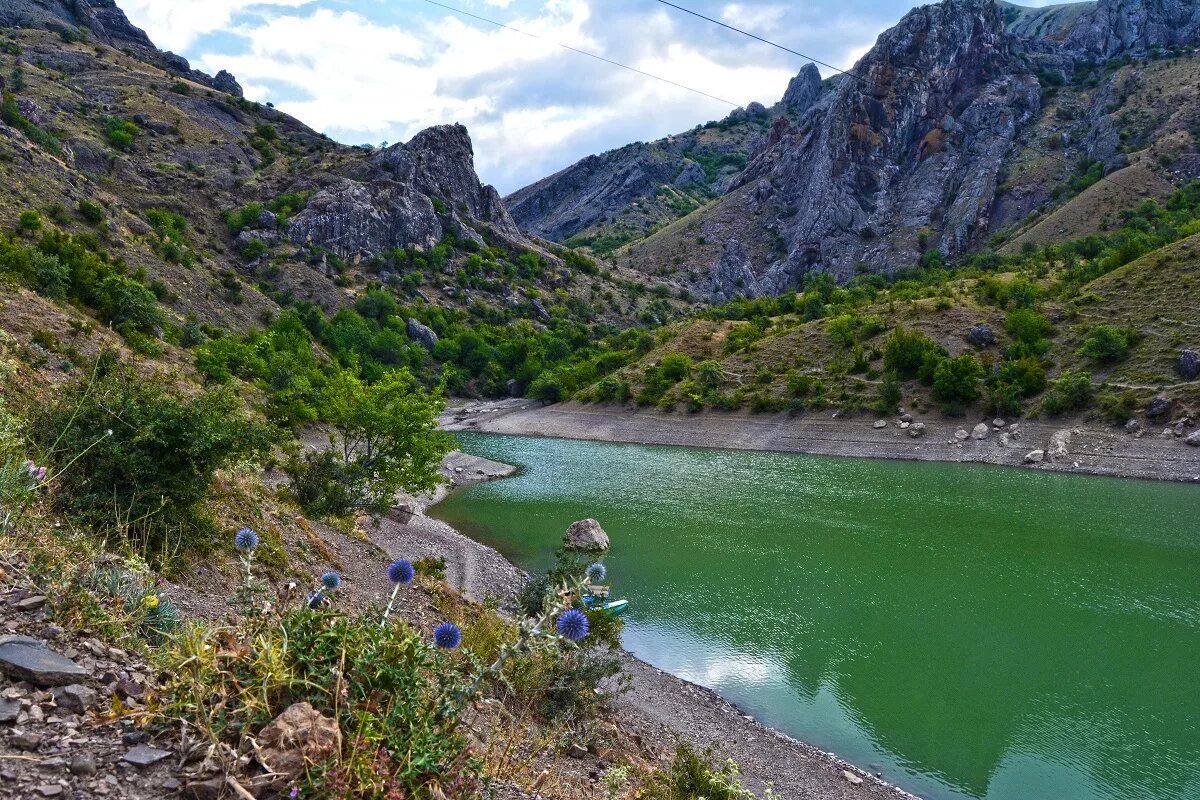 Озеро Панагия (Крым, Зеленогорье). Зеленогорье Арпатские водопады. Озеро Панагия в Зеленогорье. Зеленогорье Крым водопад и озеро.