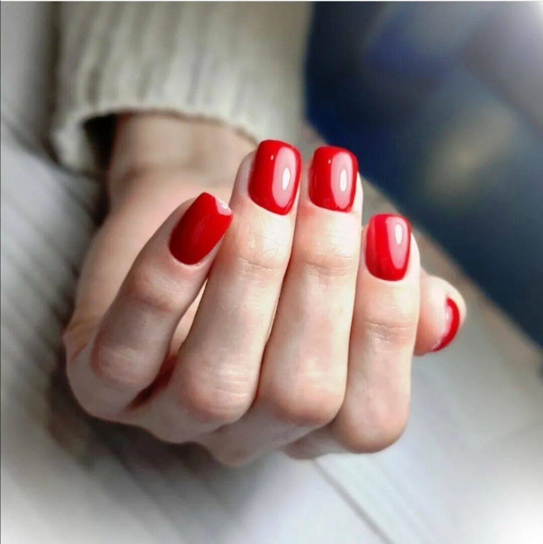 Красные ногти значение. Маникюр на короткие ногти красные оттенки. очень короткие красные ногти. светло красные ногти. отросший красный маникюр.
