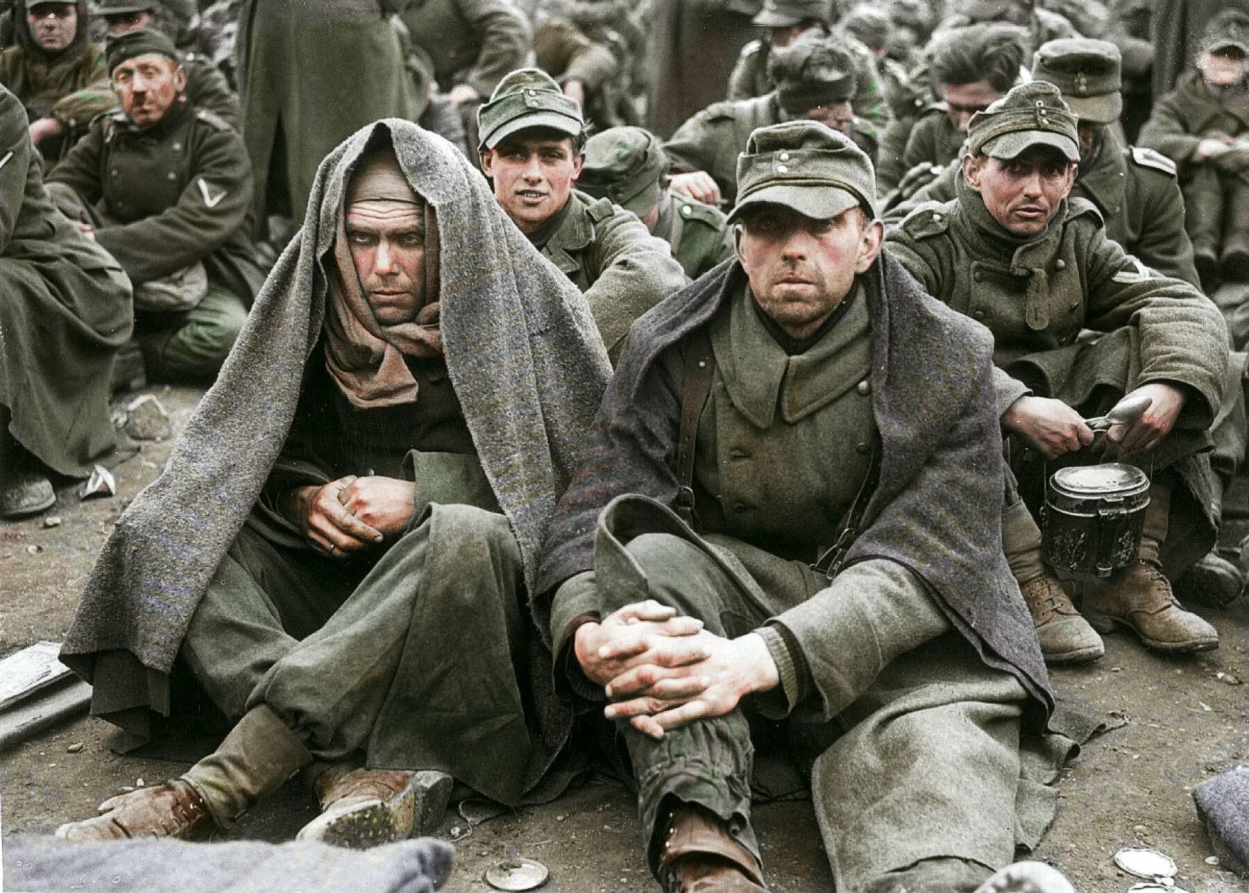 Во время войны и потом. Германия 1945 год пленные немецкие солдаты. Советские военнопленные 1945. Пленные румыны 1941. Немцы сдаются в плен 1945.