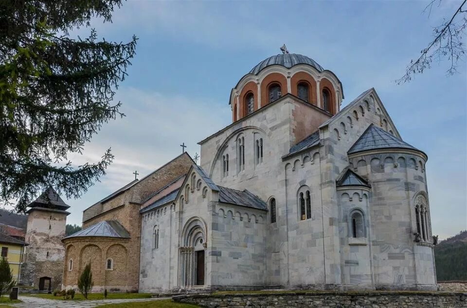 Монастырь успенской богородицы. Монастырь Студеница в Сербии. Студеница монастырь Богородицы. Монастырь Студеница Сербия фрески. Храм Успения Богородицы в монастыре Студеница.