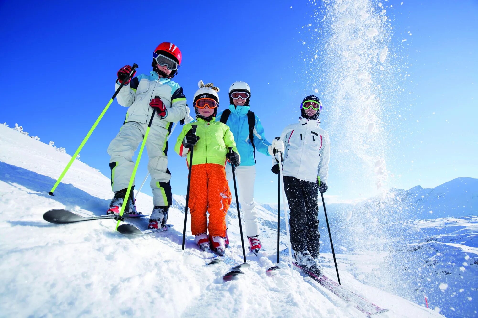 Катание на лыжах. Покататься на лыжах. Зимние виды отдыха. Лыжный спорт дети. Семья лыжников