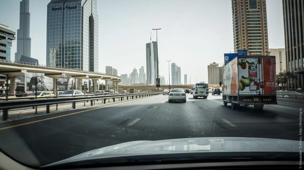 Трасса ф1 абу даби. Дорога из дубая в абу даби. Шоссе дубай абу даби. Абу даби гоночная трасса. Дорога абу даби в пустыне.