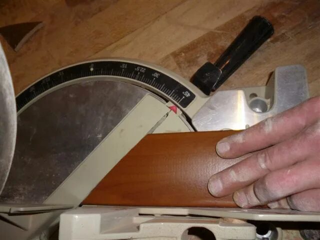 пилим межкомнатную дверь. укорачивание дверного полотна. монтирование межкомнатных дверей. укорачивание дверного полотна. пилим межкомнатную дверь.