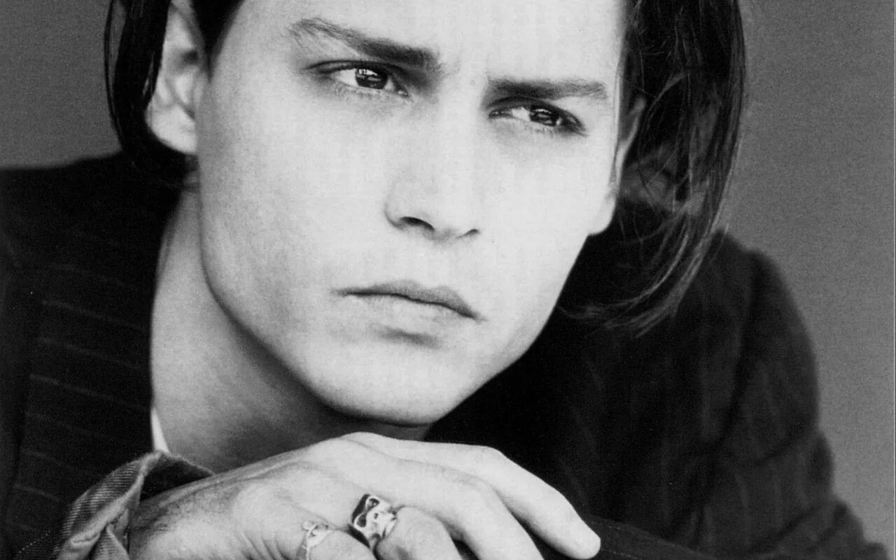 Depp panosundaki Pin
