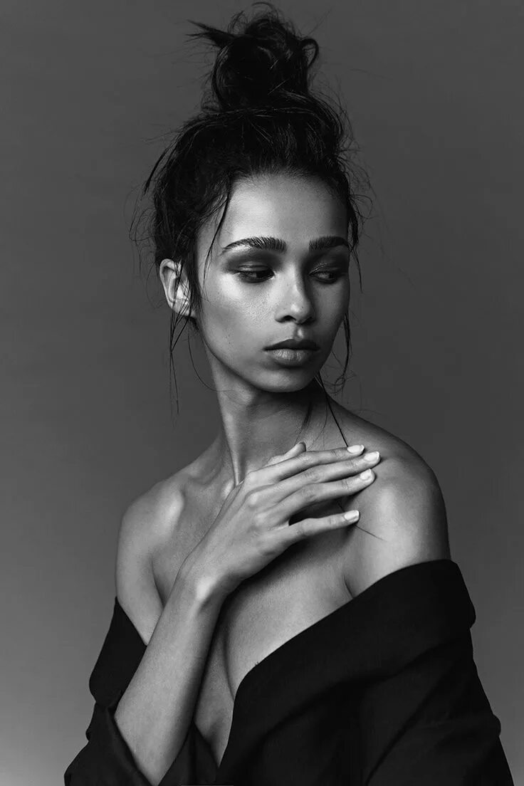 Черно белая фотосессия. Карли клосс фотосессии. Модельные позы. Clear model. Фотосессия девушки в студии.