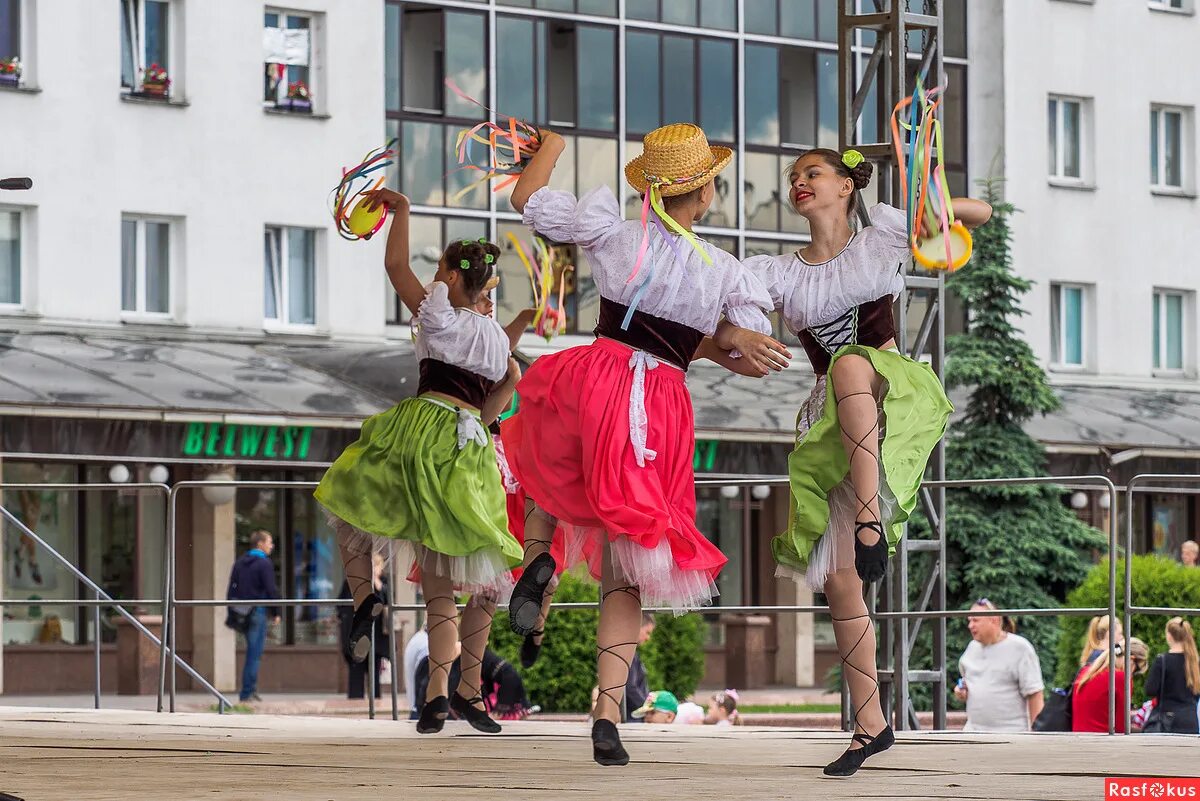 танцует на красной площади. танцует площадь. танцы на площади в китае. китаянка танцует на площади. танцует площадь.