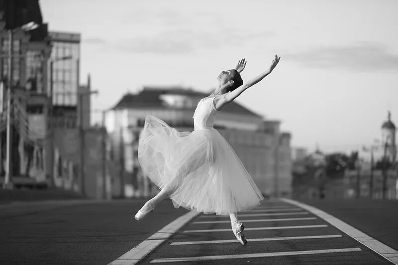 Балерина в городе. Ballerina москва. Балерина на стене в центре москвы. Балерины москвы. Балерина фото.