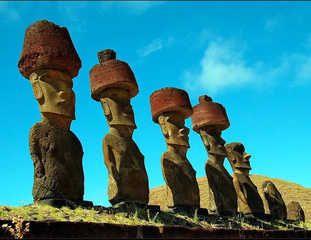 Памятники моаи на острове пасхи. Каменные статуи моаи остров пасхи чили. Теревака парк остров пасхи. Моаи на острове пасхи. Антропогенное происхождение имеет остров пасхи.