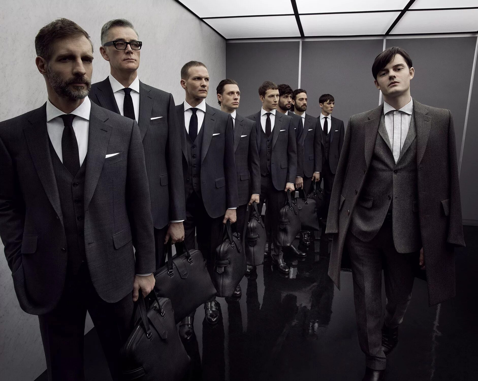 Многие мужчины. Zegna campaign. Много мужчин в костюмах. Толпа мужчин. Человек в деловом костюме.