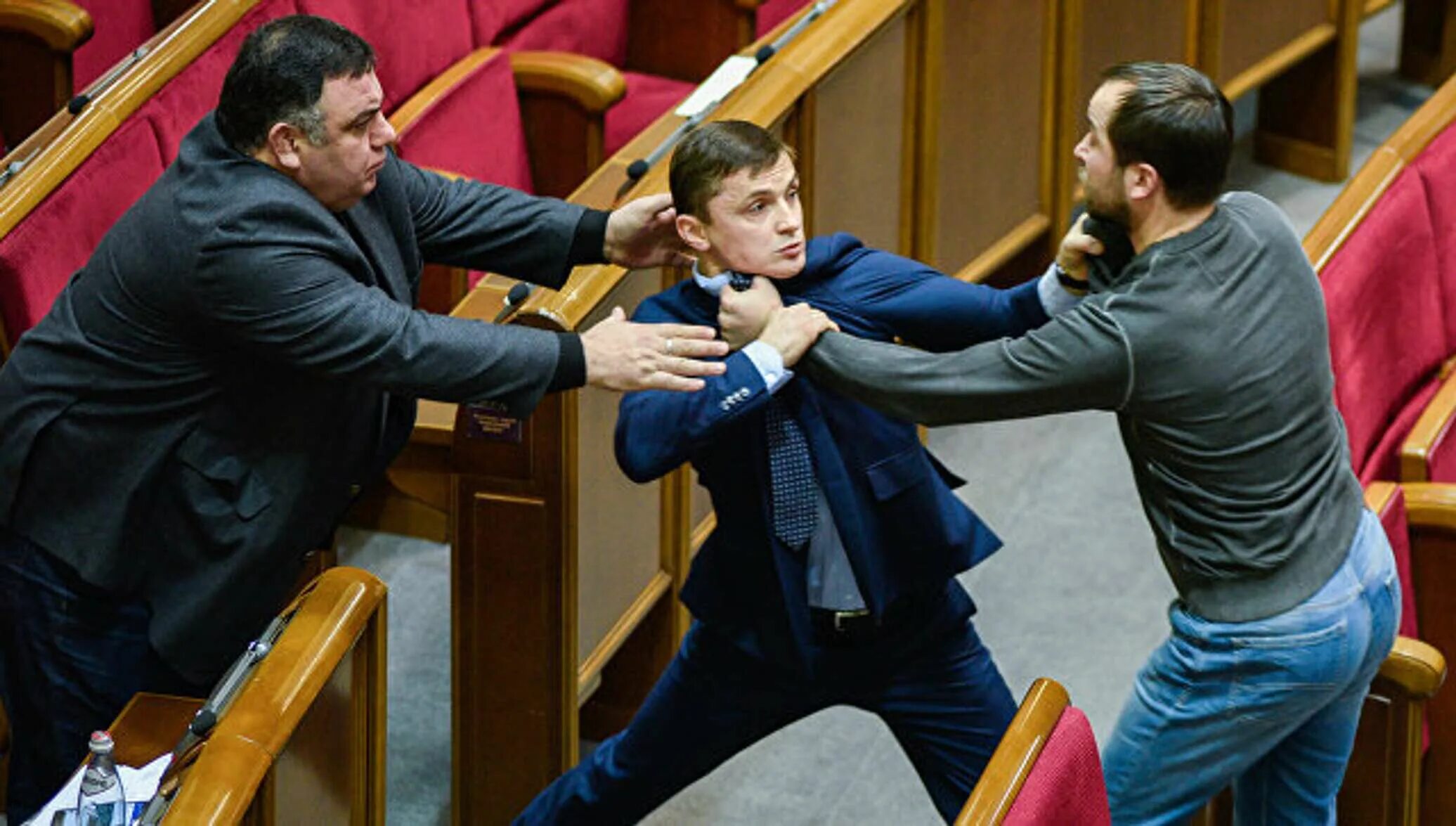 Депутаты рады обсуждают. Депутаты дерутся. драка в верховной раде. драка в парламенте. украинские депутаты дерутся.