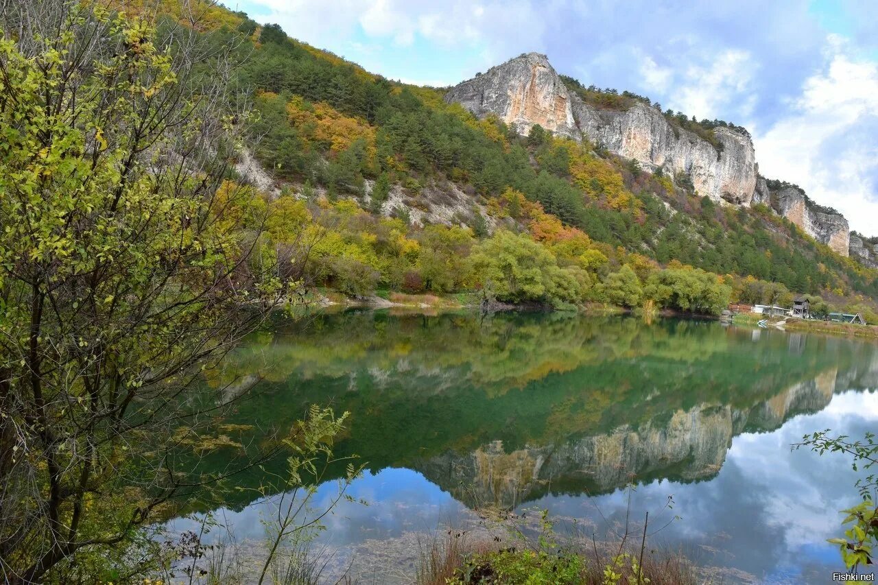 Бахчисарай озеро Мангуп. Мангупское озеро в Крыму. Девичье озеро Мангуп. Озеро Мангуп в Крыму.