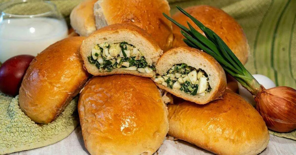 Пирожки с яйцом и луком. Пирожки с луком и яйцом жареные. Пирожки с яйцом и зеленым луком. Пирожки с яйцом изеленим луком. Пирожки с яйцом и зеленым луком.