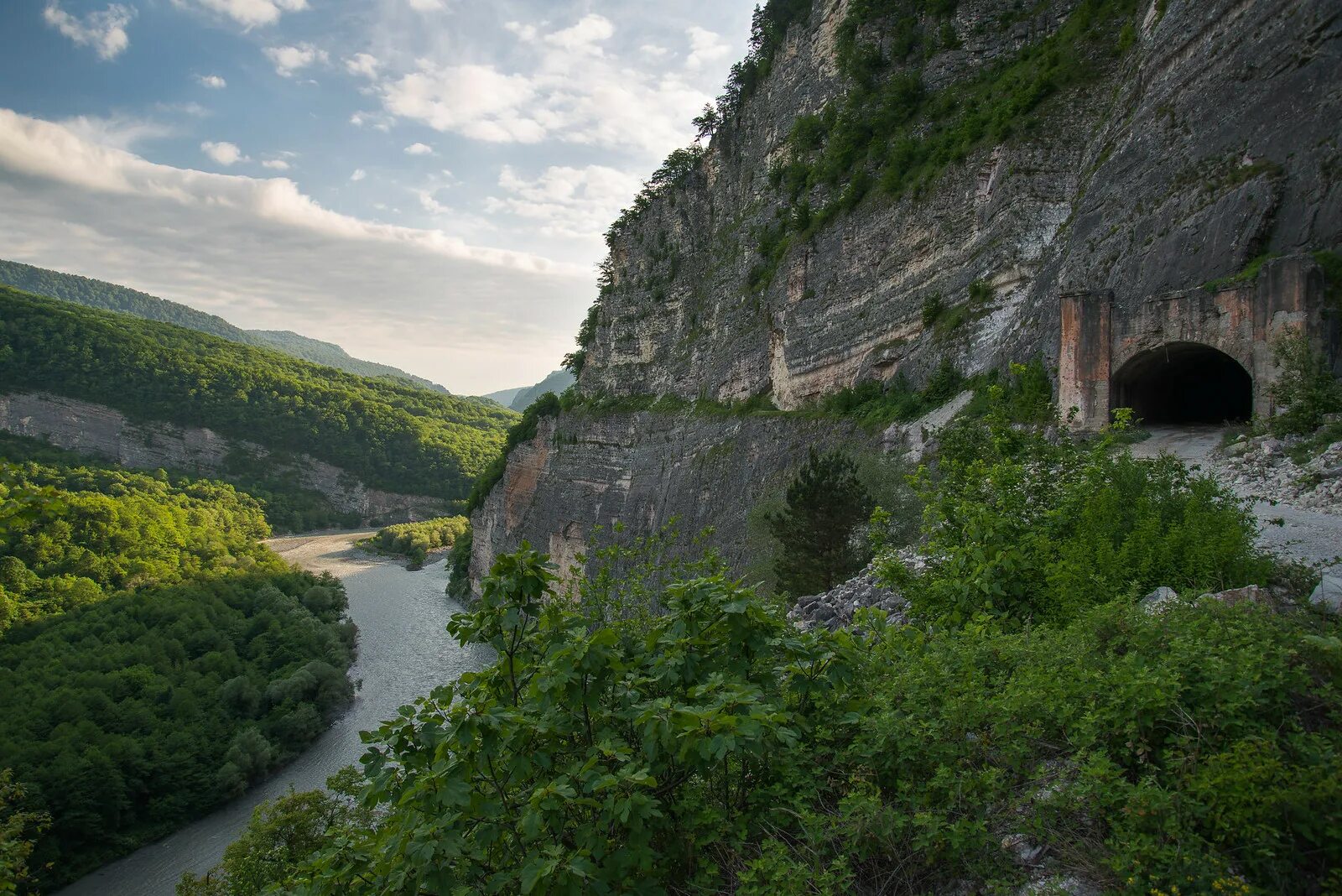 Кодорское ущелье каньон. Верхний кодор абхазия. Кодорское ущелье абхазия. Кодорское ущелье река. Кодорское ущелье в абхазии.