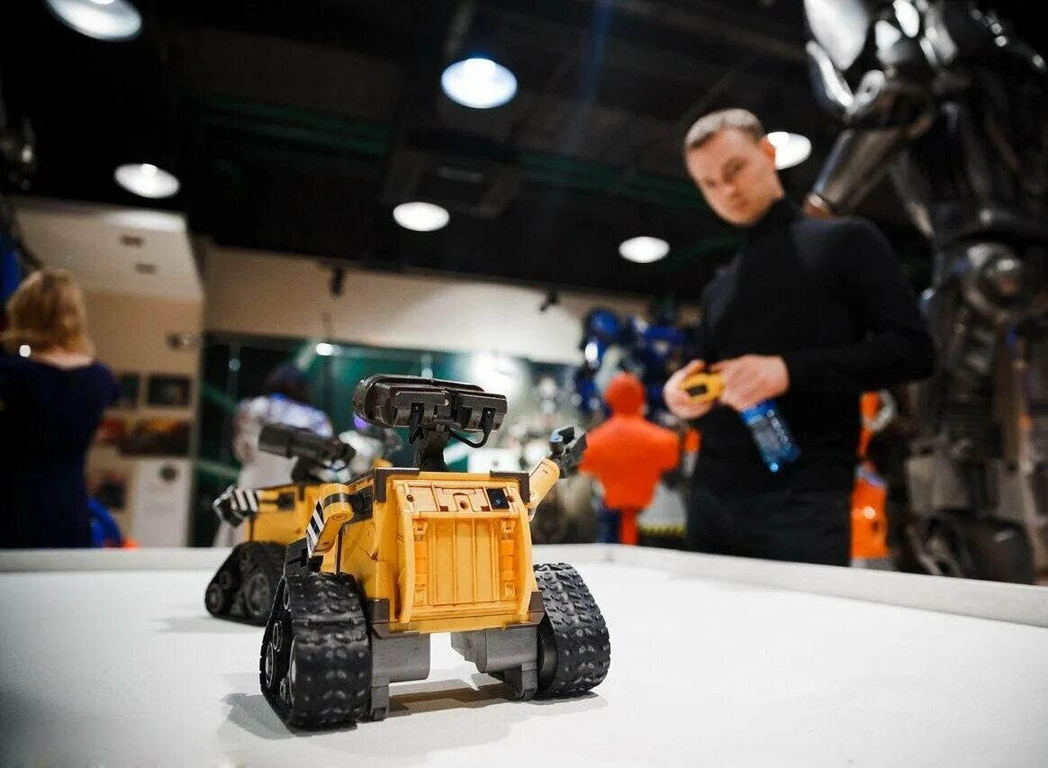 Выставка роботов сургут. Выставка роботов. Выставка роботов трансформеров. Бамблби выставка роботов. Выставка роботов Тамбов.