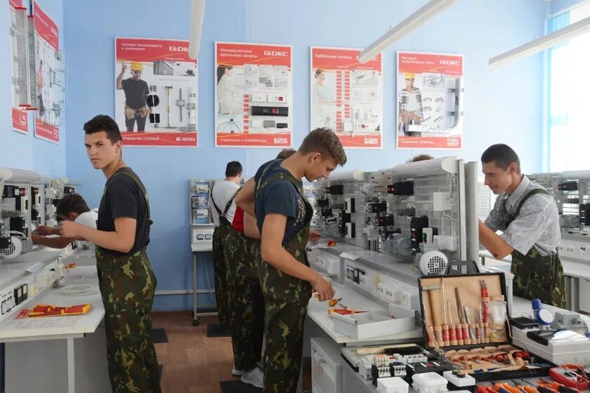 Электромонтажная мастерская в техникуме. Бгк 1 корпус бийск. Бгк специальности. Бгк специальности. Профессия продавец.