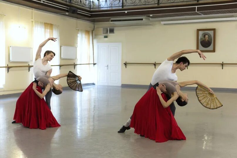 French dance. Академия Вагановой испанский танец. Ваганновка хъпрактерный танец. Академия русского балета испанский танец. Характерный танец в балете.