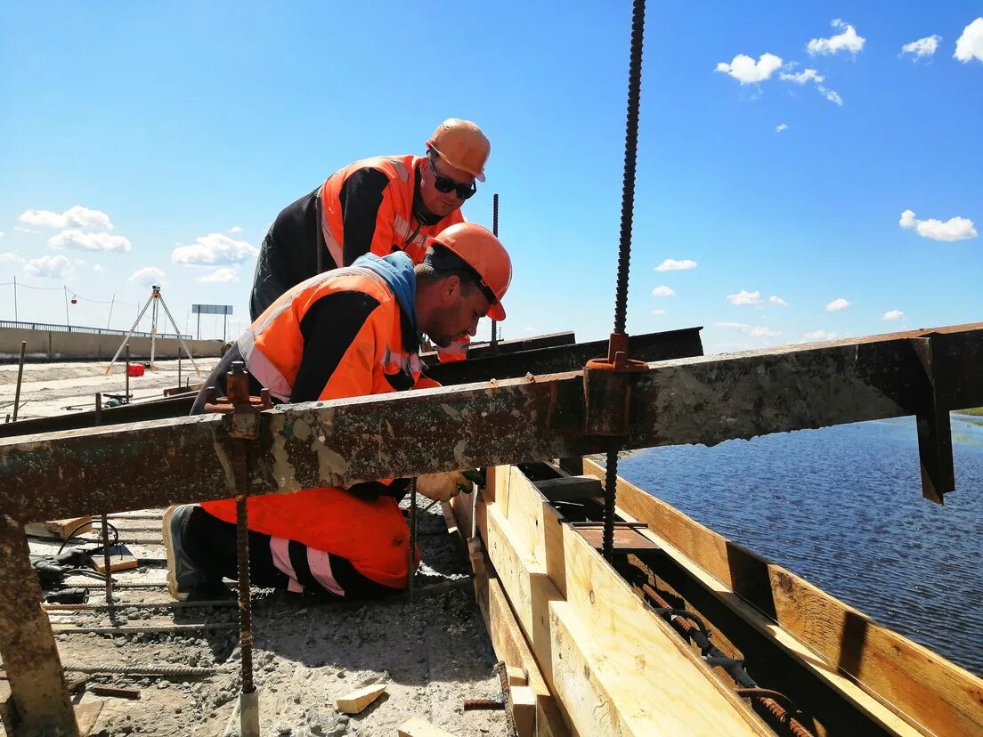 работа дорожным рабочим. дорожный рабочий. рабочий дорожник. дорожники строители. дорожные работы.