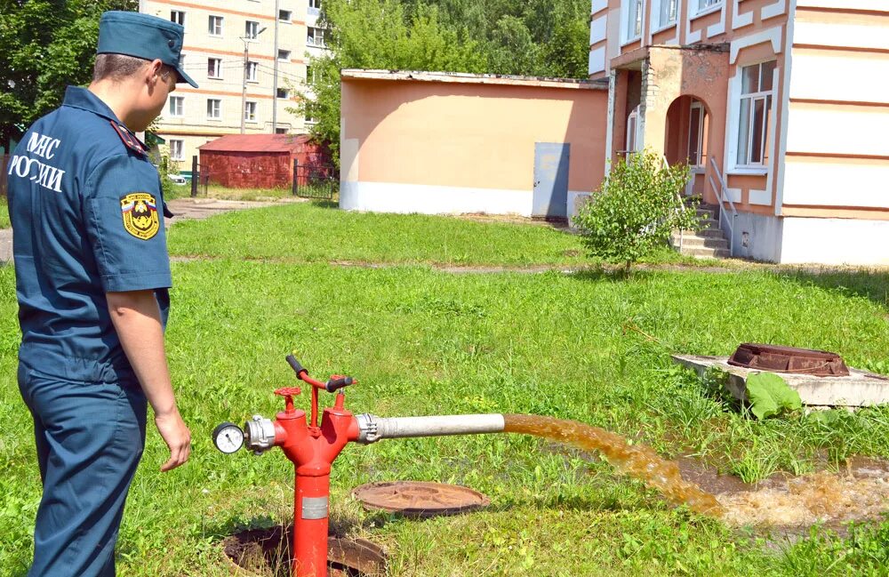 Наружное противопожарное водоснабжение. Машина на пожарном гидранте. Проверяют пожарный гидрант на водоотдачу. Проверка пожарного водоснабжения. Наружные водопроводные сети с пожарными гидрантами.