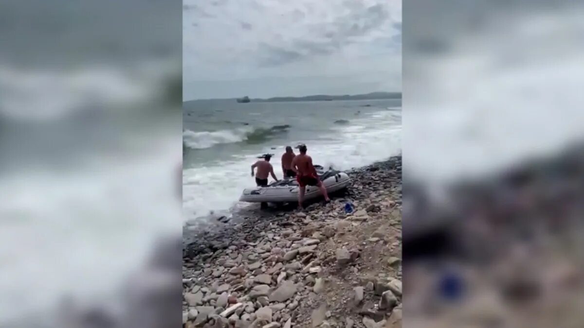 Спасли ли. Фото мужчины на море в Приморье. Тонущий в море японский пилот самооубился гранатой. Женщина избила мужчину в Приморье на пляже.