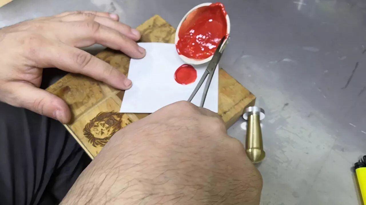 На столе класса стояли залитые