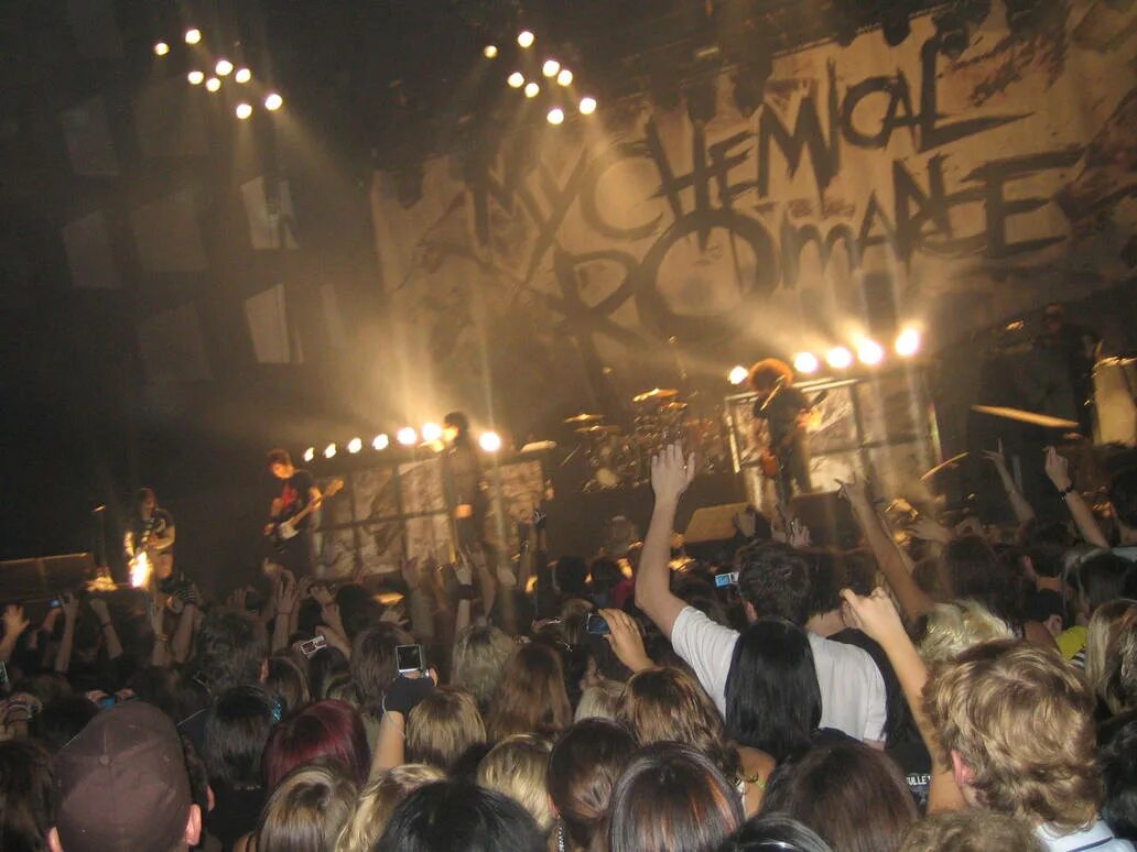 My chemical romance live. My Chemical Romance концерт. My Chemical Romance 2023 Concerts. My Chemical Romance выступление. My Chemical Romance Live at MTV Winter 2011).