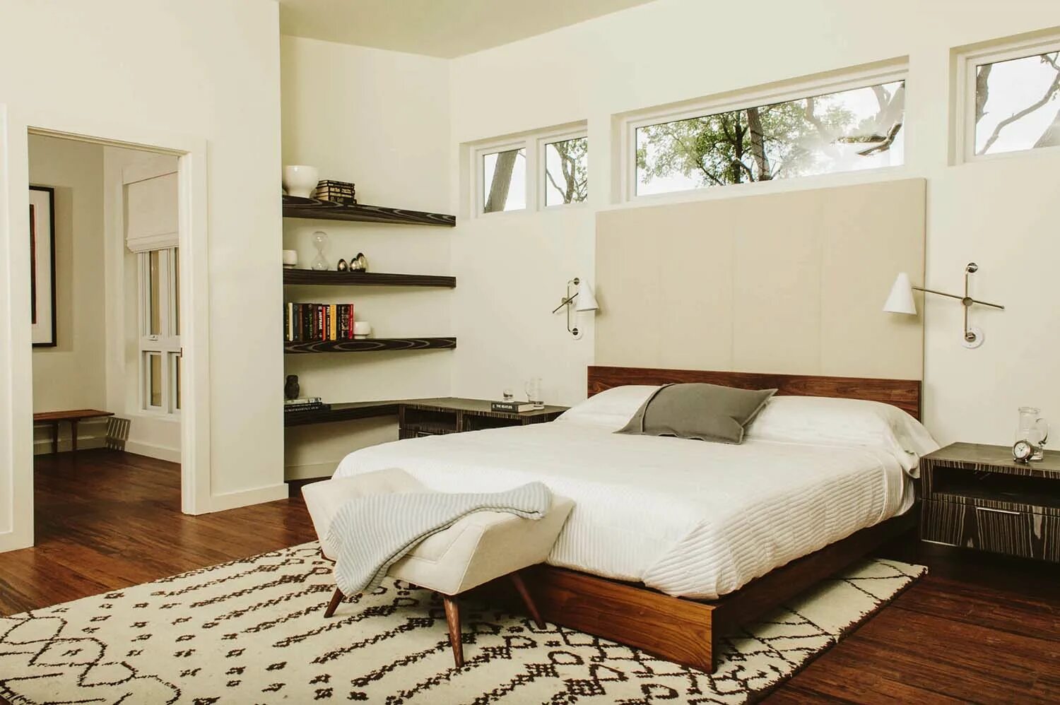 Маленькая узкая спальня. Кровать-тахта lancaster в интерьере. Кровать стоит у стены. Кровать в скандинавском стиле. Интерьер узкой спальни.