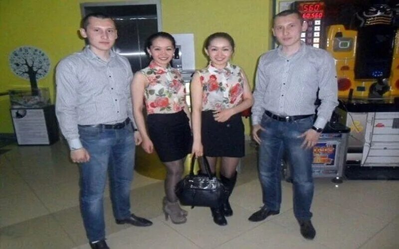 Жена брата близнеца. Близнецы женаты на близняшках. Жена брата близнеца. Identical twins marry identical twins. Близнецы женились на близняшках.