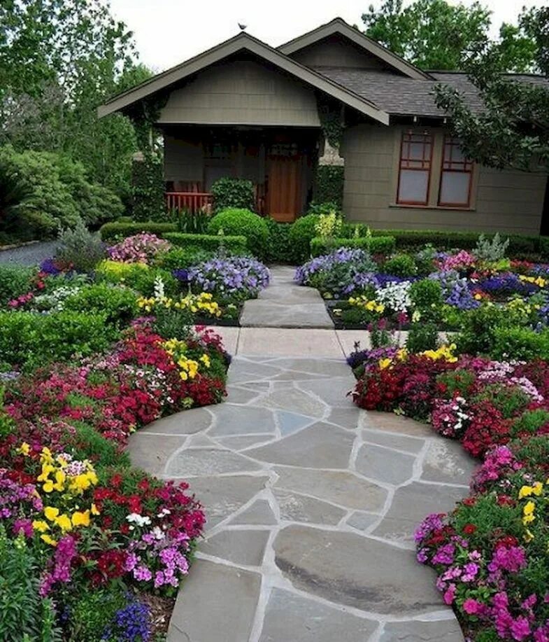 Фото клумбы с цветами возле дома. Дизайный ландшафт двора. Прибалтийский дворик ландшафт. Ландшафтный 3и-Айн. Украшение приусадебного участка.