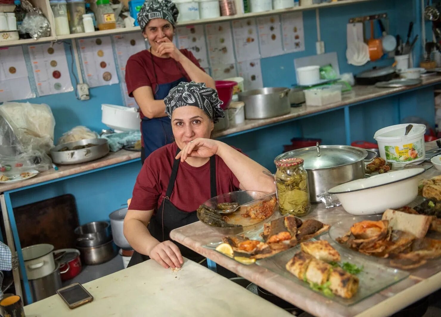 Трудовые армяне. Mayrig Ереван. Бабушка на кухне. Ресторан Майрик. Армянские пенсионеры в кафе.