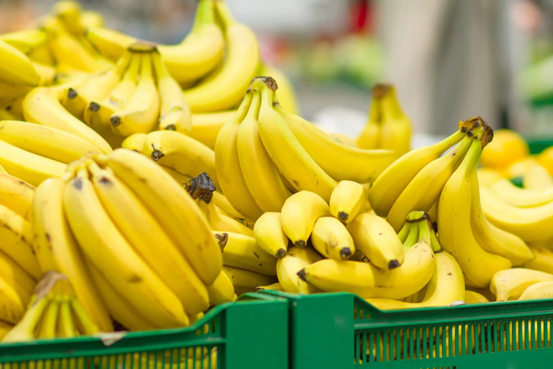 Где можно купит банан. Бананы. Бананы в ящике. Эквадор бананы. Бананы на прилавке.
